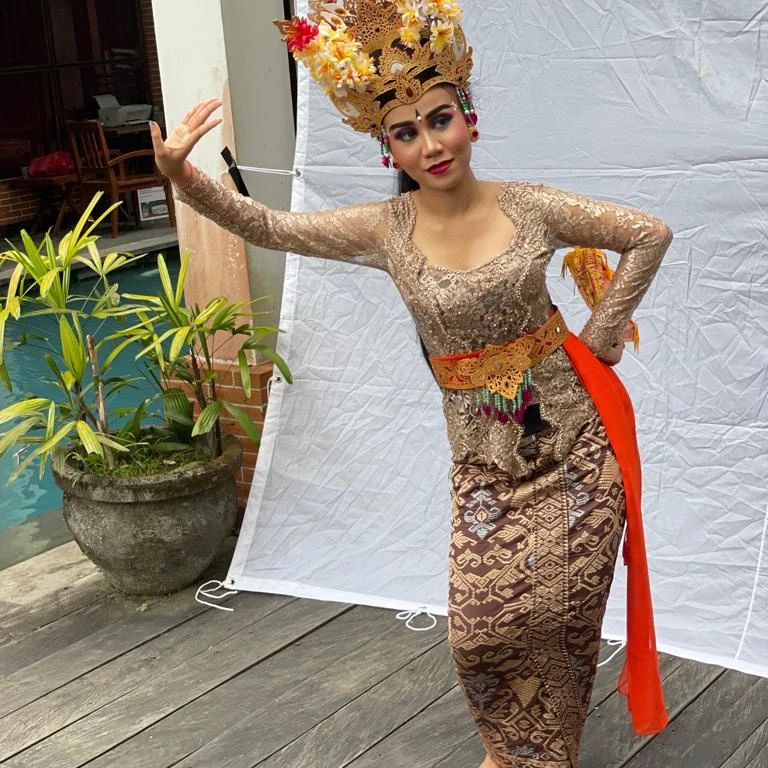 Tampil beda, ini 11 potret Mayang pakai baju adat Bali