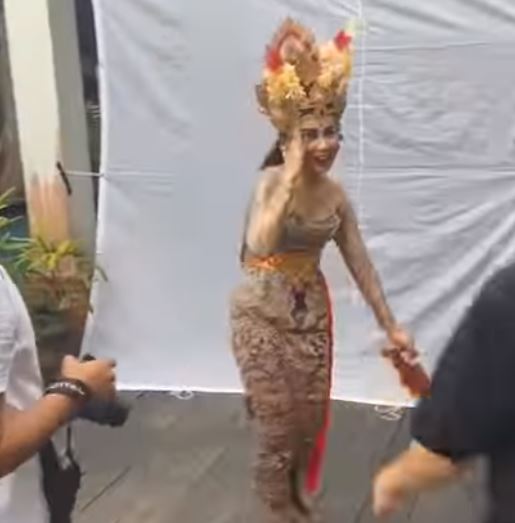 Mayang pakai baju adat Bali Berbagai sumber