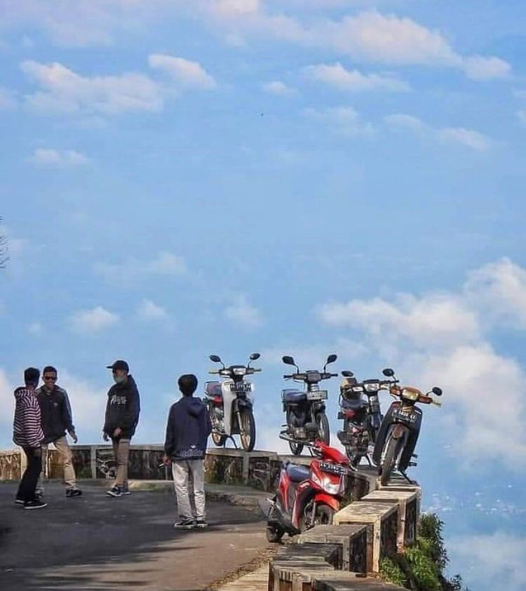 tempat orang istirahat malah absurd © berbagai sumber tempat orang istirahat malah absurd © berbagai sumber