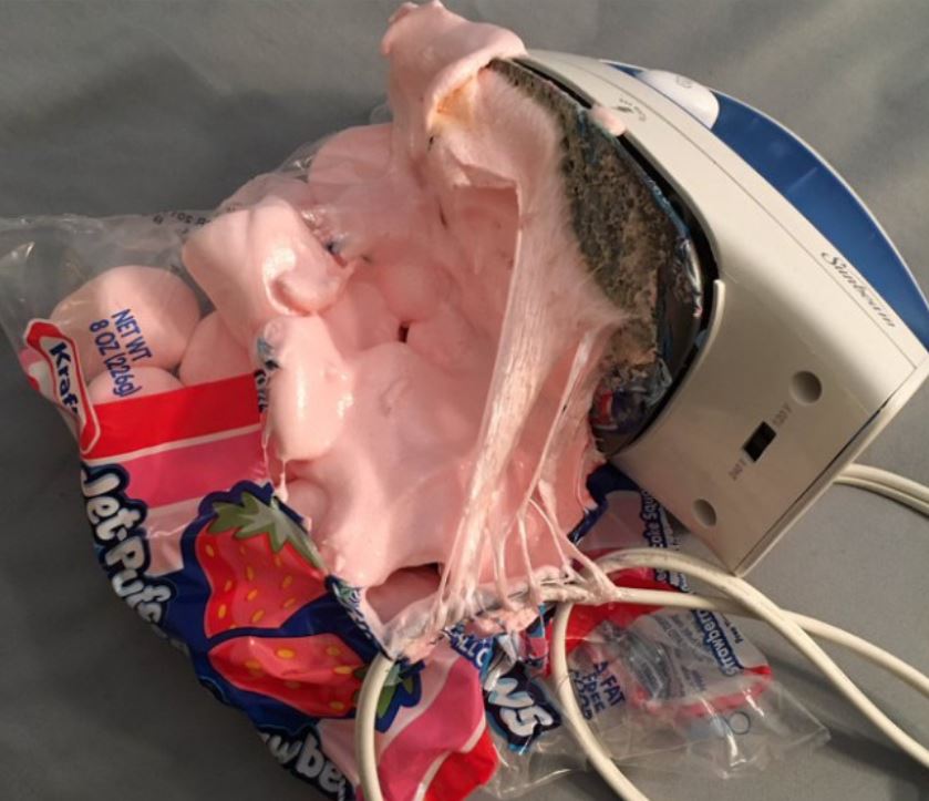 momen pas nyetrika malah lucu © berbagai sumber