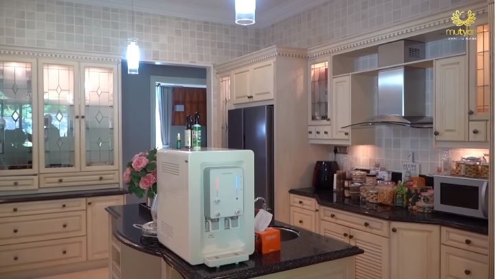 penampakan rumah banglo tya arifin © YouTube penampakan rumah banglo tya arifin © YouTube