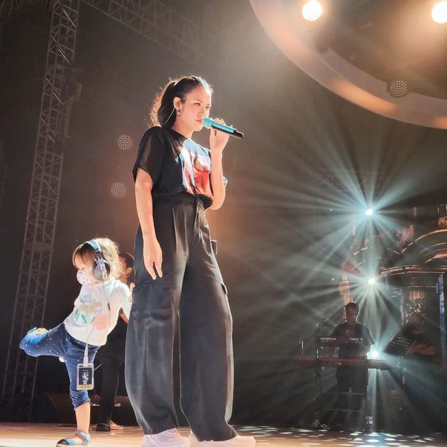 11 Momen Raisa di panggung showcase, nangis bawakan lagu untuk anak