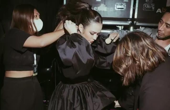 momen raisa di panggung showcase © berbagai sumber