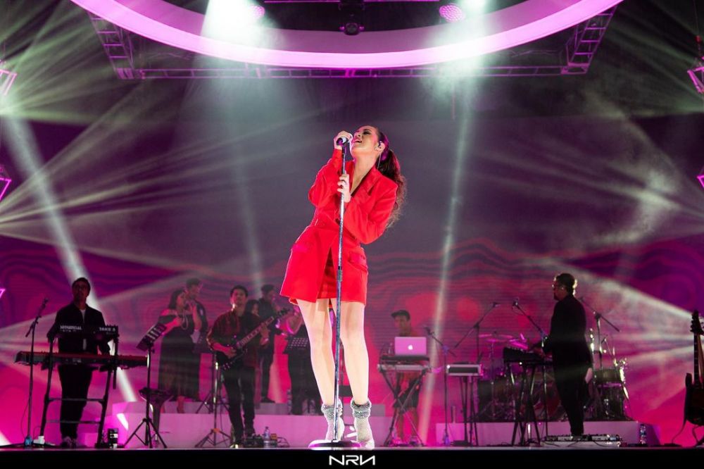 momen raisa di panggung showcase © berbagai sumber