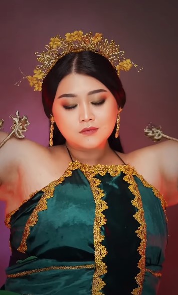Potret Clarissa Putri tiru dandanan Badarawuhi © Instagram