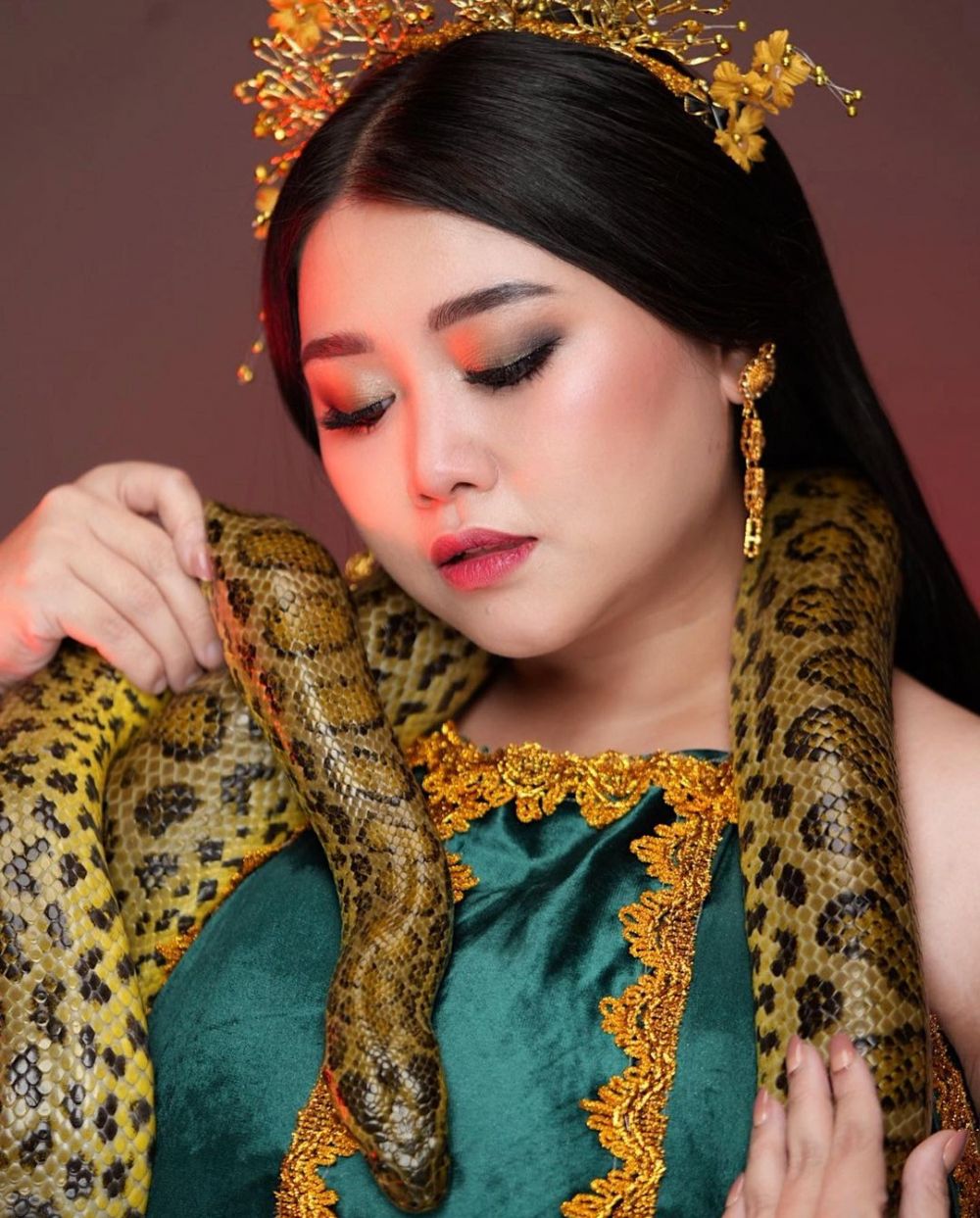 11 Potret Clarissa Putri tiru dandanan Badarawuhi, pakai ular asli