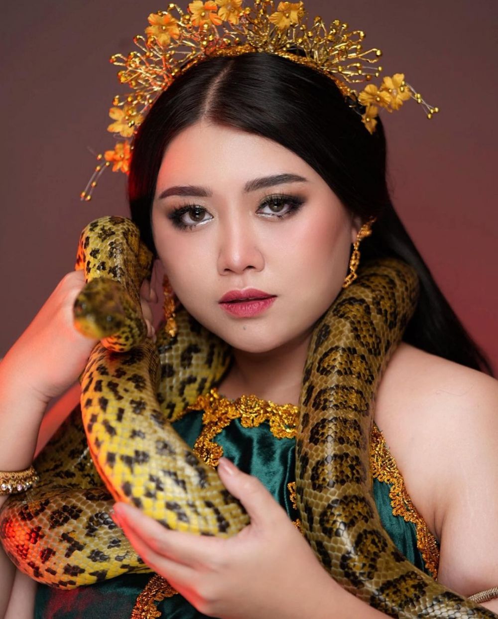 11 Potret Clarissa Putri tiru dandanan Badarawuhi, pakai ular asli