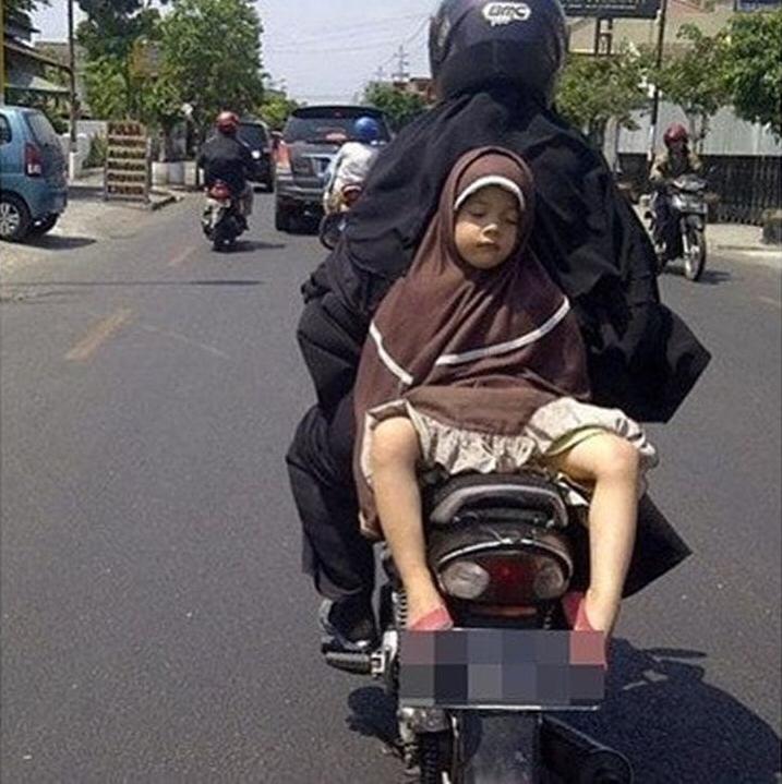 lagi diboncengin malah ketiduran © berbagai sumber lagi diboncengin malah ketiduran © berbagai sumber