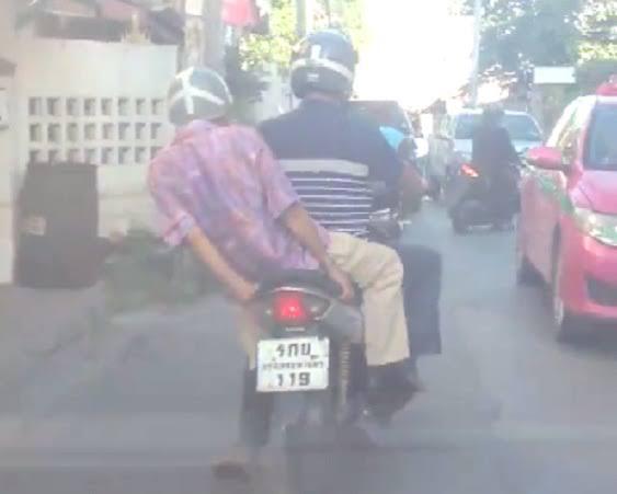 lagi diboncengin malah ketiduran © berbagai sumber lagi diboncengin malah ketiduran © berbagai sumber