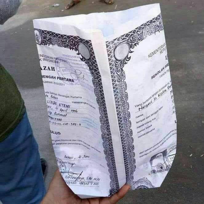 bungkus nasi kertasnya malah lucu © berbagai sumber bungkus nasi kertasnya malah lucu © berbagai sumber