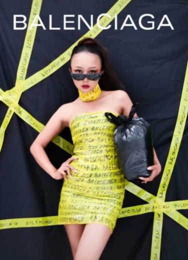 Wanita ikuti super model challenge ala low budget © TikTok Wanita ikuti super model challenge ala low budget © TikTok