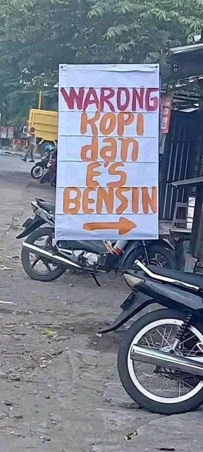 spanduk menu malah tulisannya kocak © Twitter