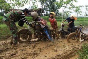 naik motor tapi tempatnya nyeleneh © berbagai sumber