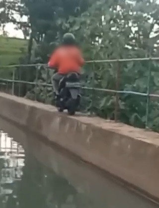 naik motor tapi tempatnya nyeleneh © berbagai sumber