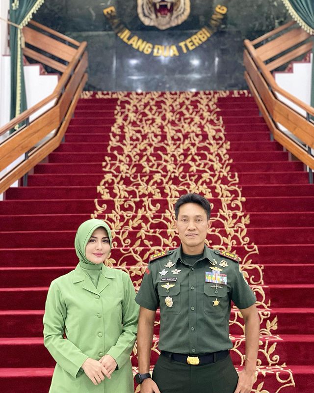 Juliana Moechtar dan calon suami © Instagram/@julianamoechtar Juliana Moechtar dan calon suami © Instagram/@julianamoechtar