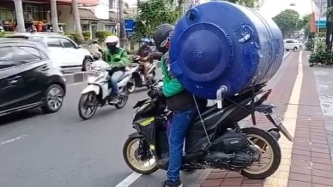 nekat bawa barang cuma pakai motor © berbagai sumber nekat bawa barang cuma pakai motor © berbagai sumber