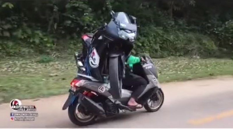 nekat bawa barang cuma pakai motor © berbagai sumber