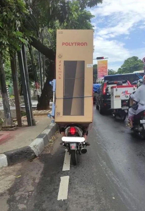 nekat bawa barang cuma pakai motor © berbagai sumber