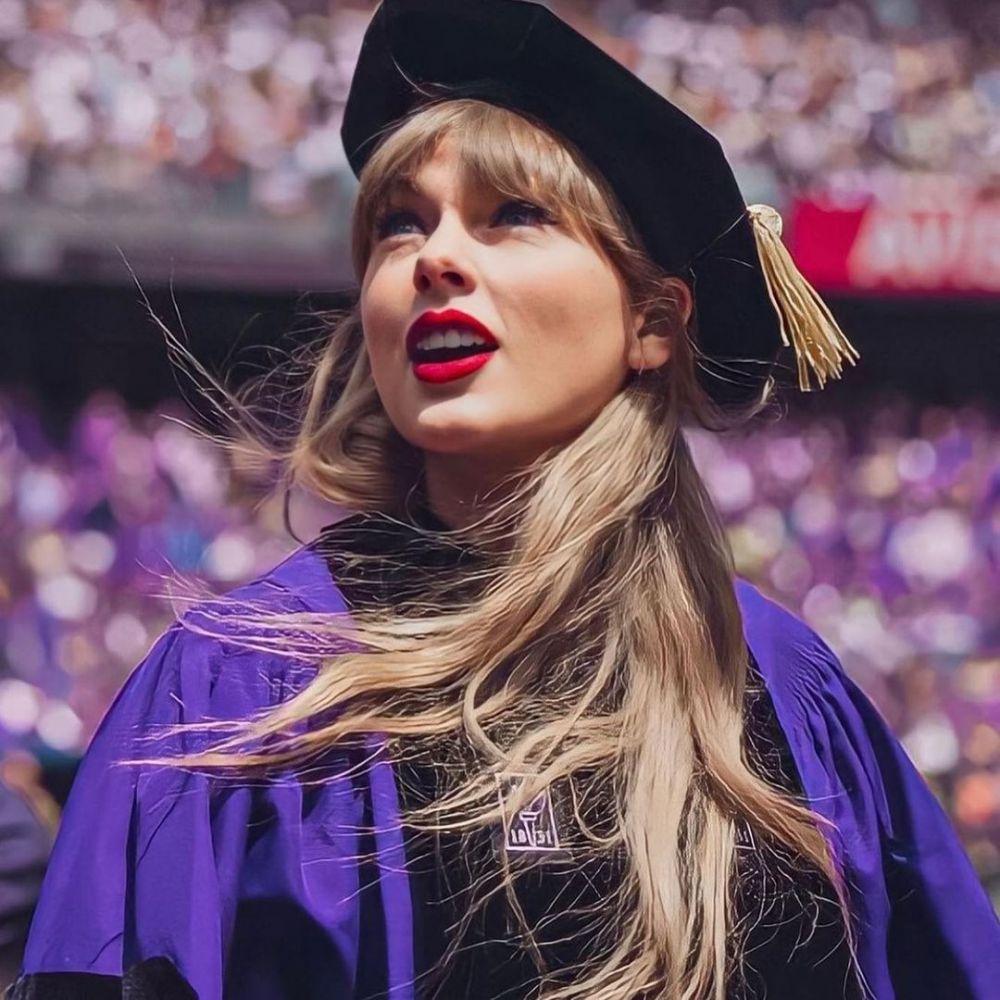 momen taylor swift raih gelar doctor © instagram