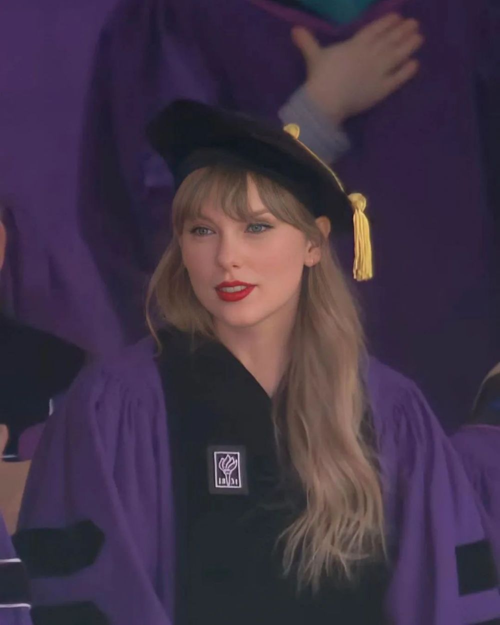 momen taylor swift raih gelar doctor © instagram