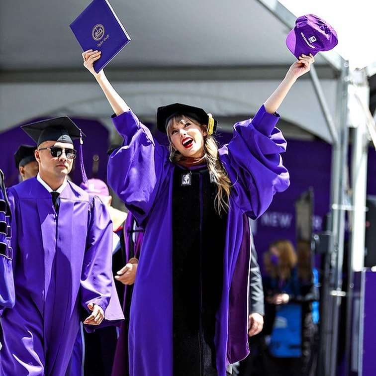 momen taylor swift raih gelar doctor © instagram