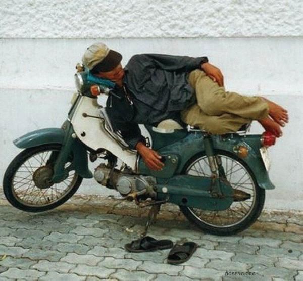 Potret lucu posisi orang saat tidur Berbagai sumber