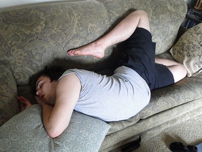 13 Potret lucu posisi orang saat tidur ini bikin kamu terheran-heran