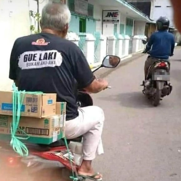 Tulisan kocak di belakang kaos oblong © berbagai sumber Tulisan kocak di belakang kaos oblong © berbagai sumber