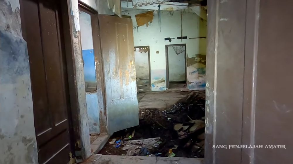 rumah seleb 90-an terbengkalai © YouTube/Sang penjelajah Amatir