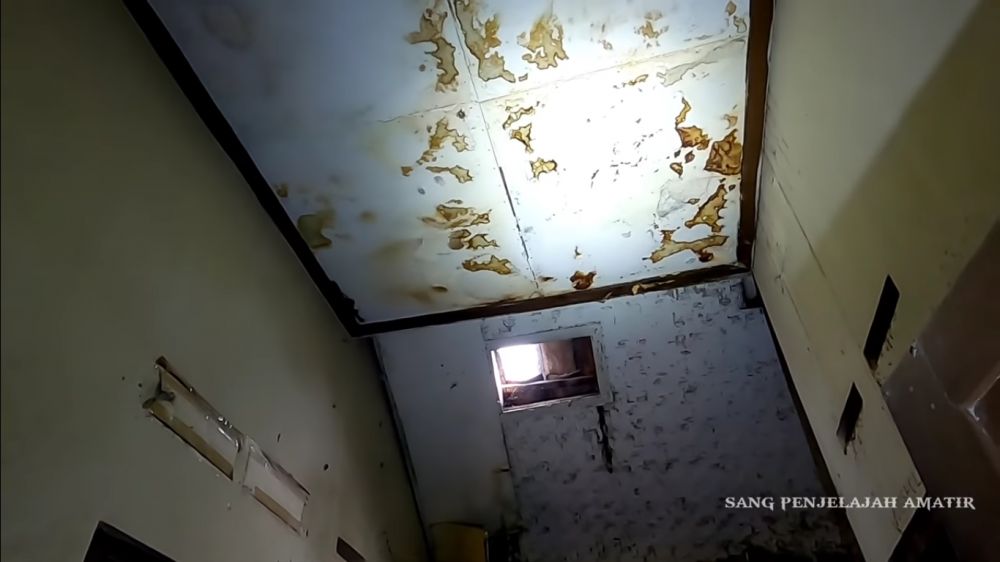 rumah seleb 90-an terbengkalai © YouTube/Sang penjelajah Amatir