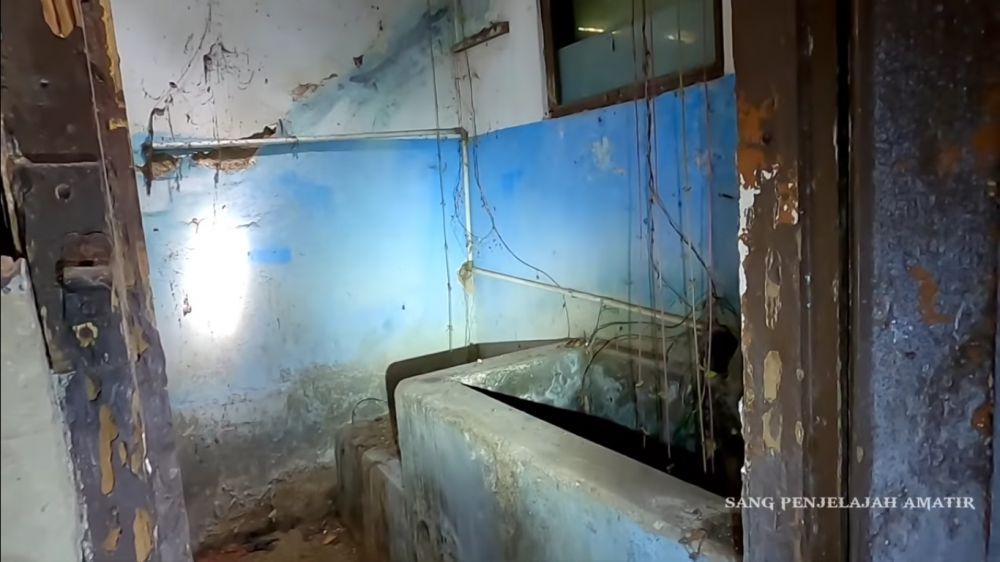 rumah seleb 90-an terbengkalai © YouTube/Sang penjelajah Amatir