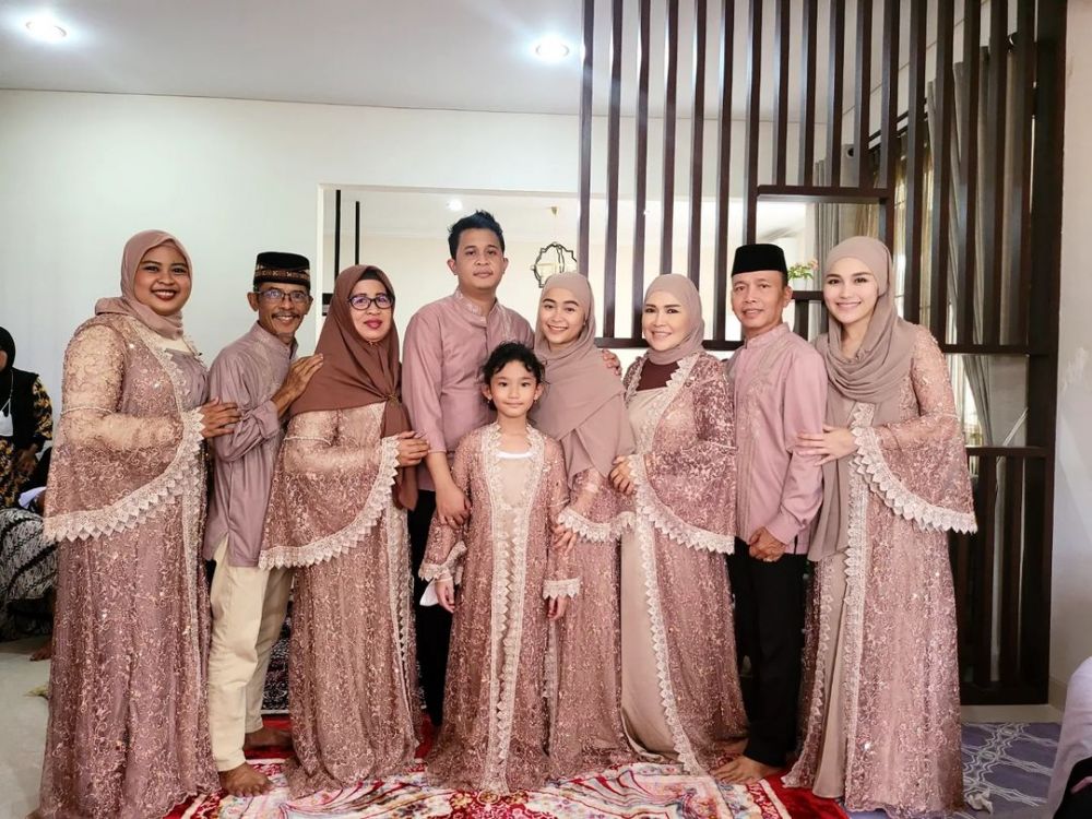 Ayu Ting Ting pengajian jelang umroh ©  Instagram