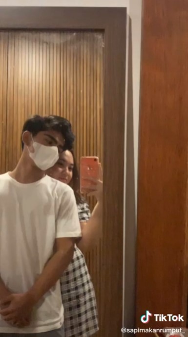 Potret romantis Andrew Kalaweit dan kekasih © TikTok