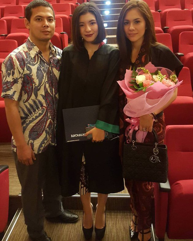 seleb dampingi anak wisuda SMA berbagai sumber