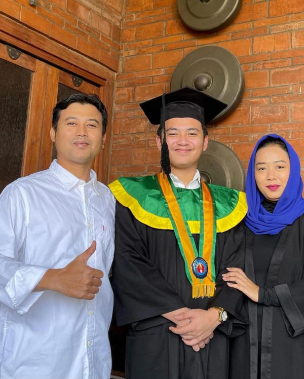 seleb dampingi anak wisuda SMA berbagai sumber
