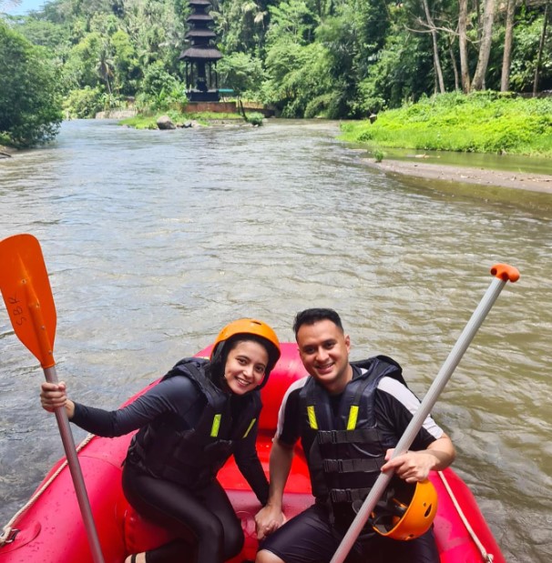 Potret pemain Perahu Kertas dan pasangan © Instagram