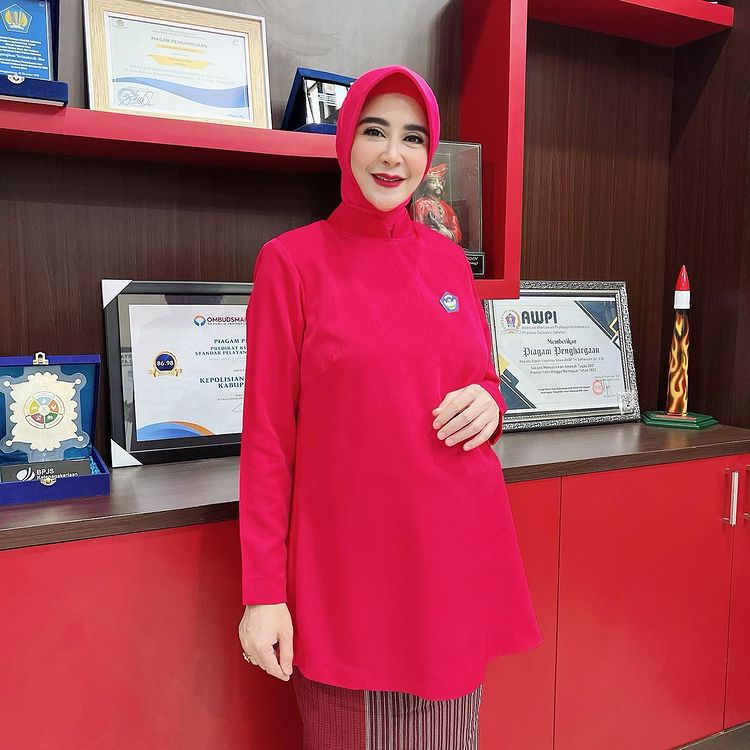 Gaya pedangdut pamer baby bump © berbagai sumber