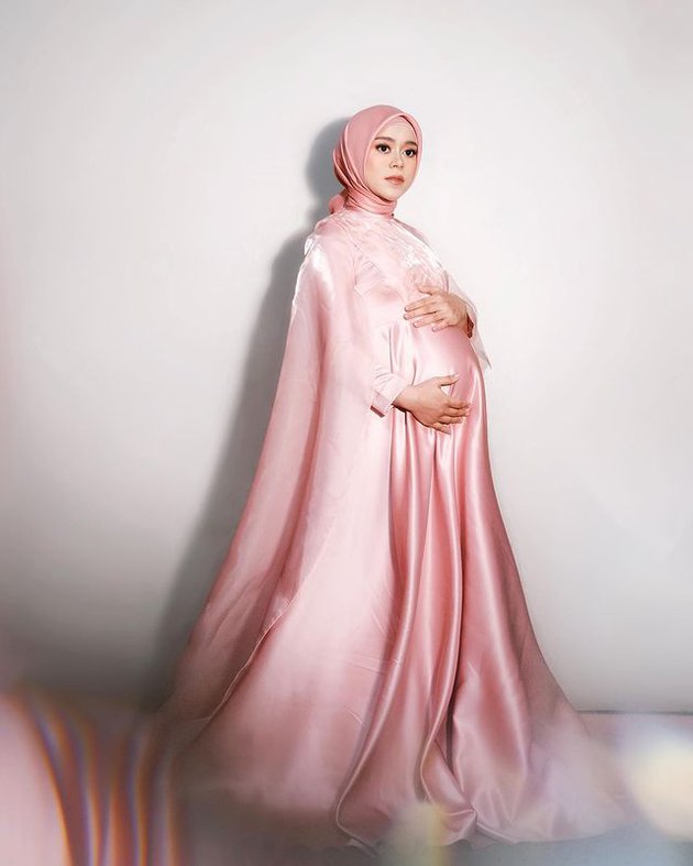 Gaya pedangdut pamer baby bump © berbagai sumber