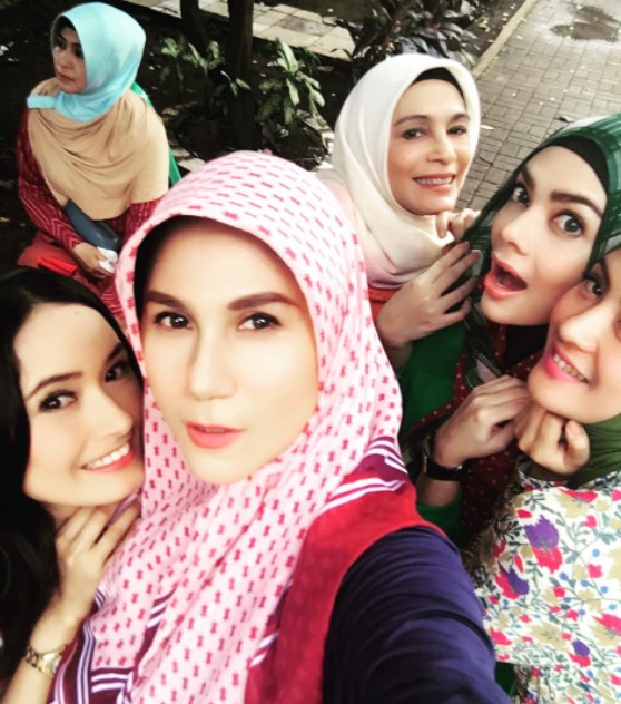 persahabatan Nova Soraya & Marini Zumarnis © berbagai sumber persahabatan Nova Soraya & Marini Zumarnis © berbagai sumber