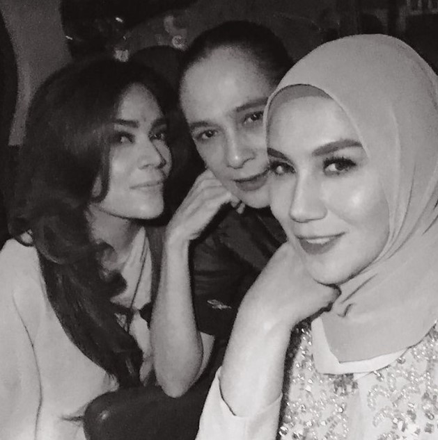 persahabatan Nova Soraya & Marini Zumarnis © berbagai sumber