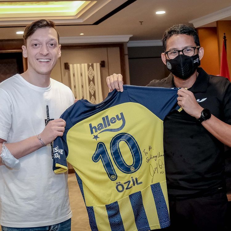 11 Potret kunjungan Mesut Ozil di Indonesia, sarapan pakai tempe