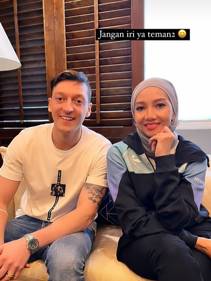 11 Potret kunjungan Mesut Ozil di Indonesia, sarapan pakai tempe