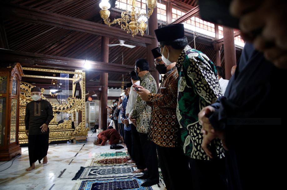 5 Potret Jokowi menyalatkan jenazah Buya Syafii Maarif di Yogyakarta