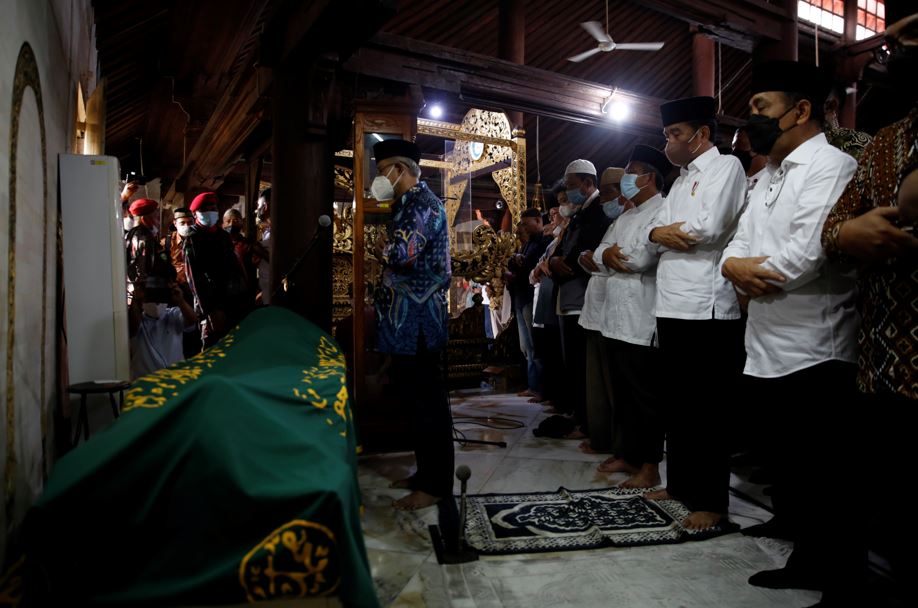 Potret Jokowi menyalatkan jenazah Buya Syafii Maarif di Yogyakarta © 2022 brilio.net Potret Jokowi menyalatkan jenazah Buya Syafii Maarif di Yogyakarta © 2022 brilio.net