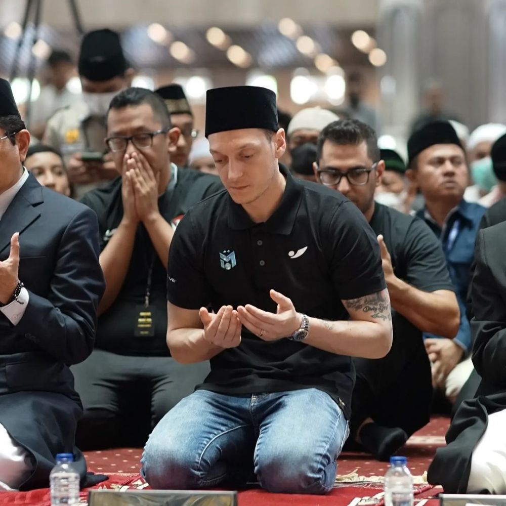 Mesut Ozil salat di Masjid Istiqlal Berbagai sumber Mesut Ozil salat di Masjid Istiqlal Berbagai sumber