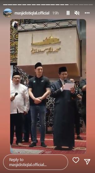 Mesut Ozil salat di Masjid Istiqlal Berbagai sumber Mesut Ozil salat di Masjid Istiqlal Berbagai sumber