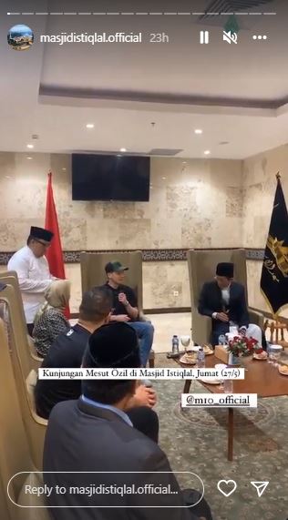 11 Potret Mesut Ozil salat di Masjid Istiqlal, disambut riuh jamaah