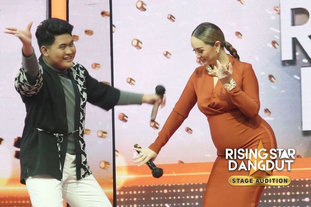 Totalitas pedangdut tetap manggung saat hamil © berbagai sumber Totalitas pedangdut tetap manggung saat hamil © berbagai sumber