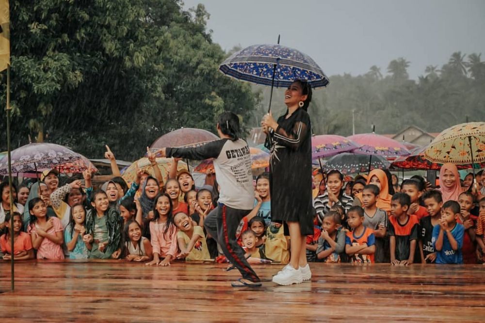 Totalitas pedangdut tetap manggung saat hamil © berbagai sumber Totalitas pedangdut tetap manggung saat hamil © berbagai sumber