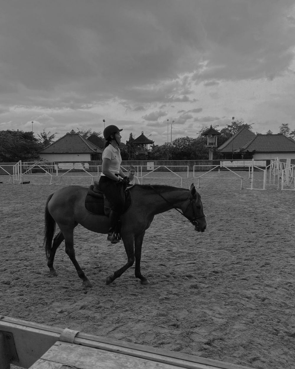 Pesona Laksmi De Neefe Suardana © 2022 Instagram 